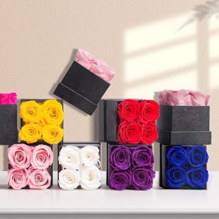 Regalo in scatola di rose vere con 4 teste conservate