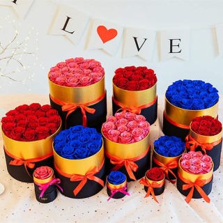 Rose éternelle naturelle dans une boîte noire