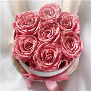 7 têtes de roses éternelles dans une boîte cadeau