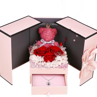 Confezione regalo con orsetto muschioso e tre rose rosse stabilizzate