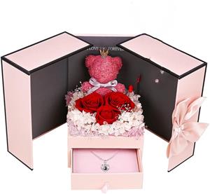 Confezione regalo con orsetto muschioso e tre rose rosse stabilizzate