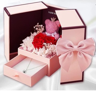 Confezione regalo con orsetto muschioso e tre rose rosse stabilizzate