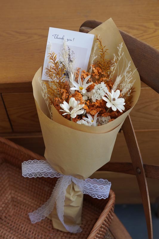 सूखे फूलों का बंडल पम्पास घास का गुलदस्ता