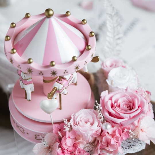 Üvegborítású tartósított rózsa ajándék körhinta zenedoboz