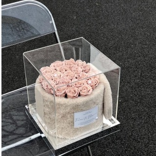 Scatole di orecchie di coniglio con rose eterne