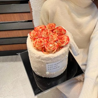 Scatole di orecchie di coniglio con rose eterne