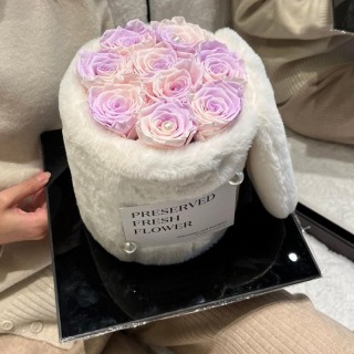 Scatole di orecchie di coniglio con rose eterne