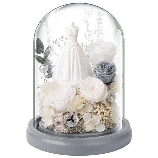 Hochzeitskleid-Ornament mit konservierter Blume in Glaskuppel
