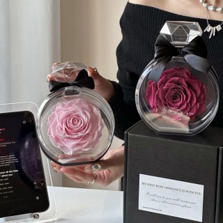 Bottiglia di profumo di rosa stabilizzata