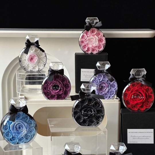 संरक्षित गुलाब इत्र की बोतल