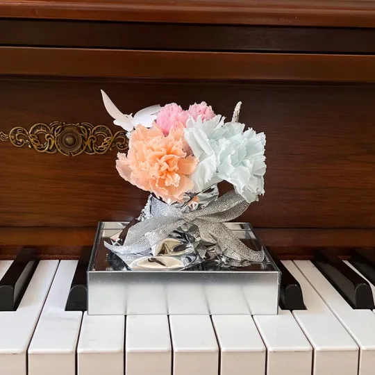 Mini bouquet de roses conservées dans une boîte en acrylique