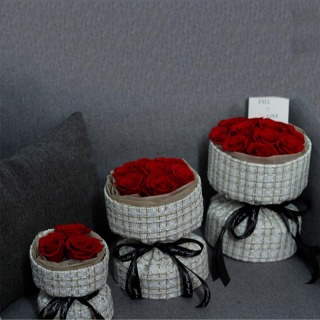 Bouquet di rose stabilizzate in tweed pregiato