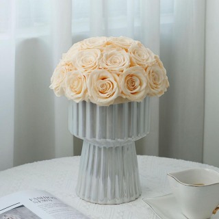 Decorazione domestica del vaso di rose stabilizzate