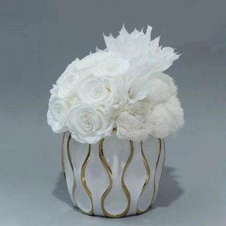Decorazione domestica del vaso di rose stabilizzate