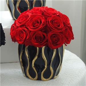 Decorazione domestica del vaso di rose stabilizzate