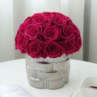 Decorazione domestica del vaso di rose stabilizzate