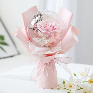 Bouquet di fiori conservati con sfera in acrilico trasparente