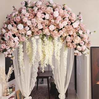 Decorazione di nozze sullo sfondo di fiori artificiali