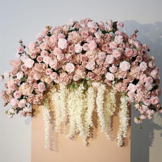 Decorazione di nozze sullo sfondo di fiori artificiali