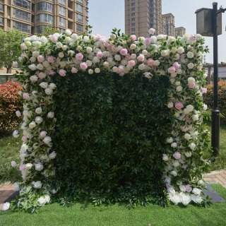 Muro di fiori con foglie artificiali di rosa di seta