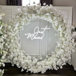 Sfondo di fiori artificiali di nozze arco