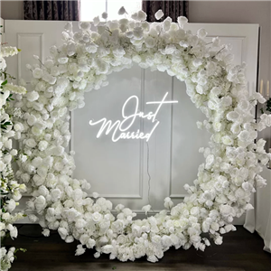 Sfondo di fiori artificiali di nozze arco