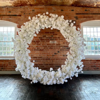 Sfondo di fiori artificiali di nozze arco
