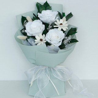 Bouquet di rose eterne con foglie di gardenia