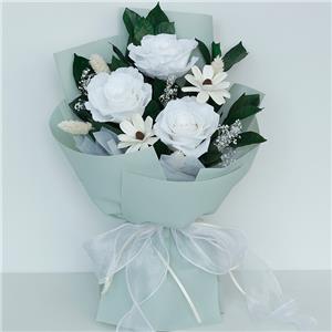 Bouquet di rose eterne con foglie di gardenia