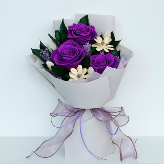Bouquet di rose eterne con foglie di gardenia
