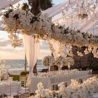 Romantica palla di fiori artificiali