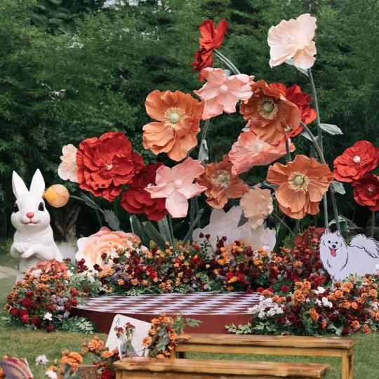 Decorazione di scena personalizzata con fiori giganti