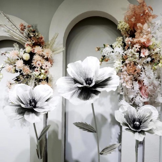 Fiori di carta giganti per la decorazione della festa nuziale