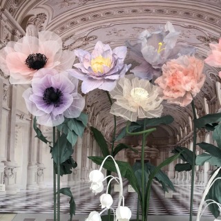 Fiore artificiale gigante in carta crespa