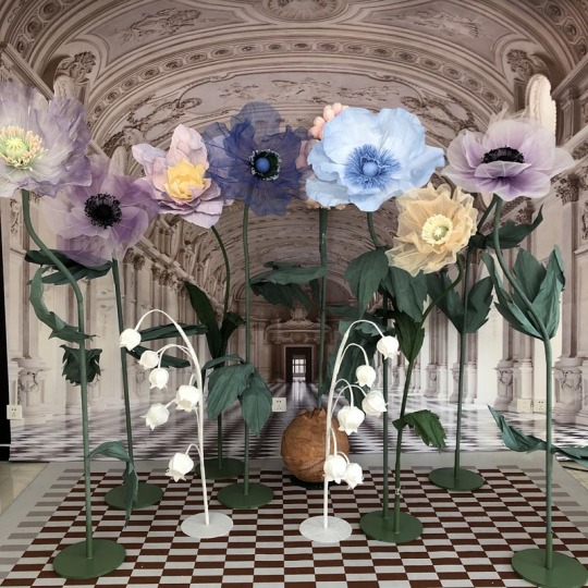 Fiore artificiale gigante in carta crespa