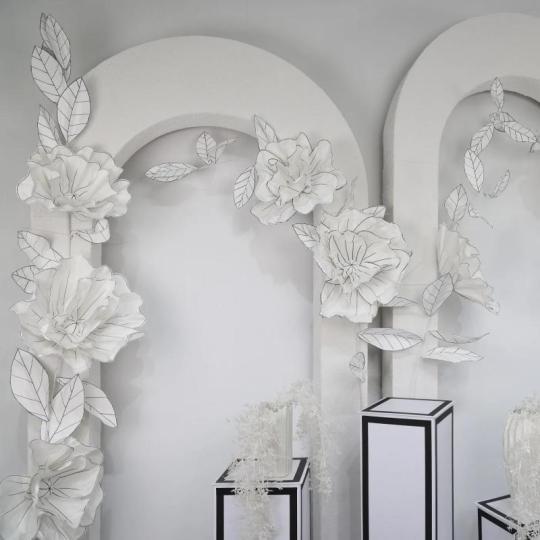 Decorazione murale con fiori giganti di carta