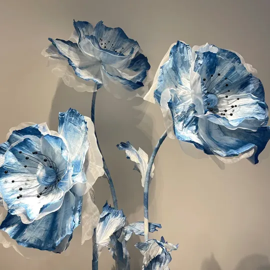 Decorazione artistica di grandi dimensioni con fiori di carta di simulazione