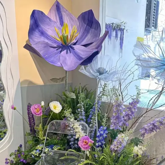 Decorazione gigante della galleria d'arte con fiori di carta