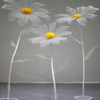 Decorazione di scena di fiori di seta giganti con margherite artificiali