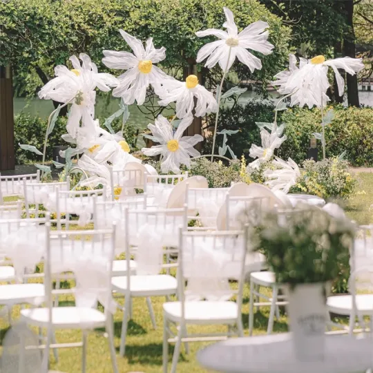 Decorazione di scena di fiori di seta giganti con margherite artificiali