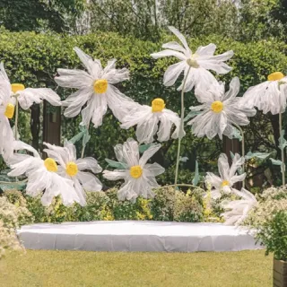 Decorazione di scena di fiori di seta giganti con margherite artificiali