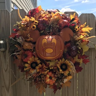Décoration de porte de couronne de citrouille faite à la main pour Halloween