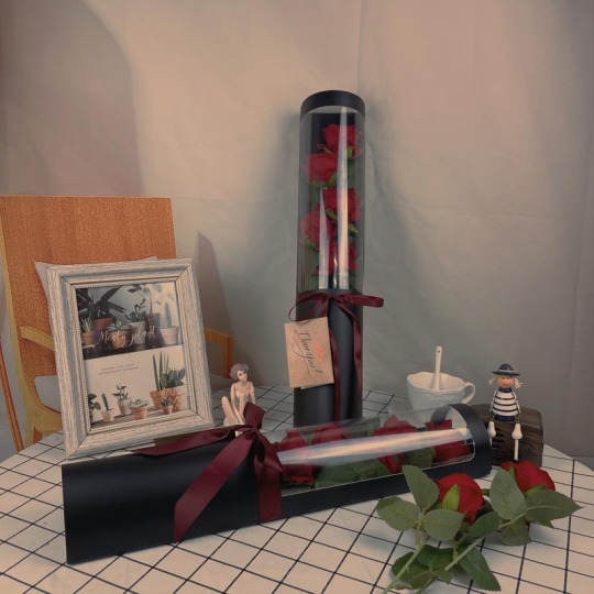 Bouquet di fiori artificiali in scatola cilindrica