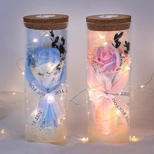 Egyetlen szárított virágcsokor üvegben