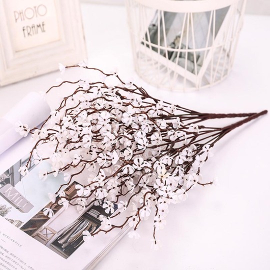 Decorazione artificiale del ramo di fiori di prugna