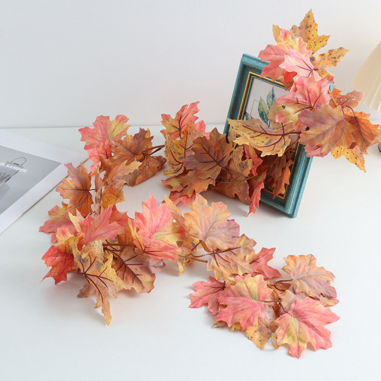 Штучна лоза з кленового листа