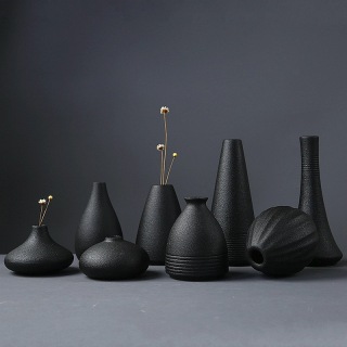 Vase en céramique noir mat