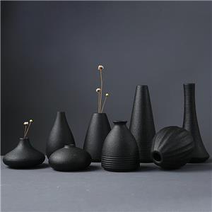 Vase en céramique noir mat