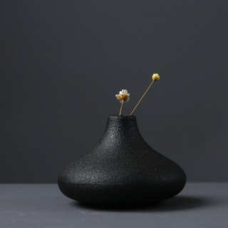 Vase en céramique noir mat