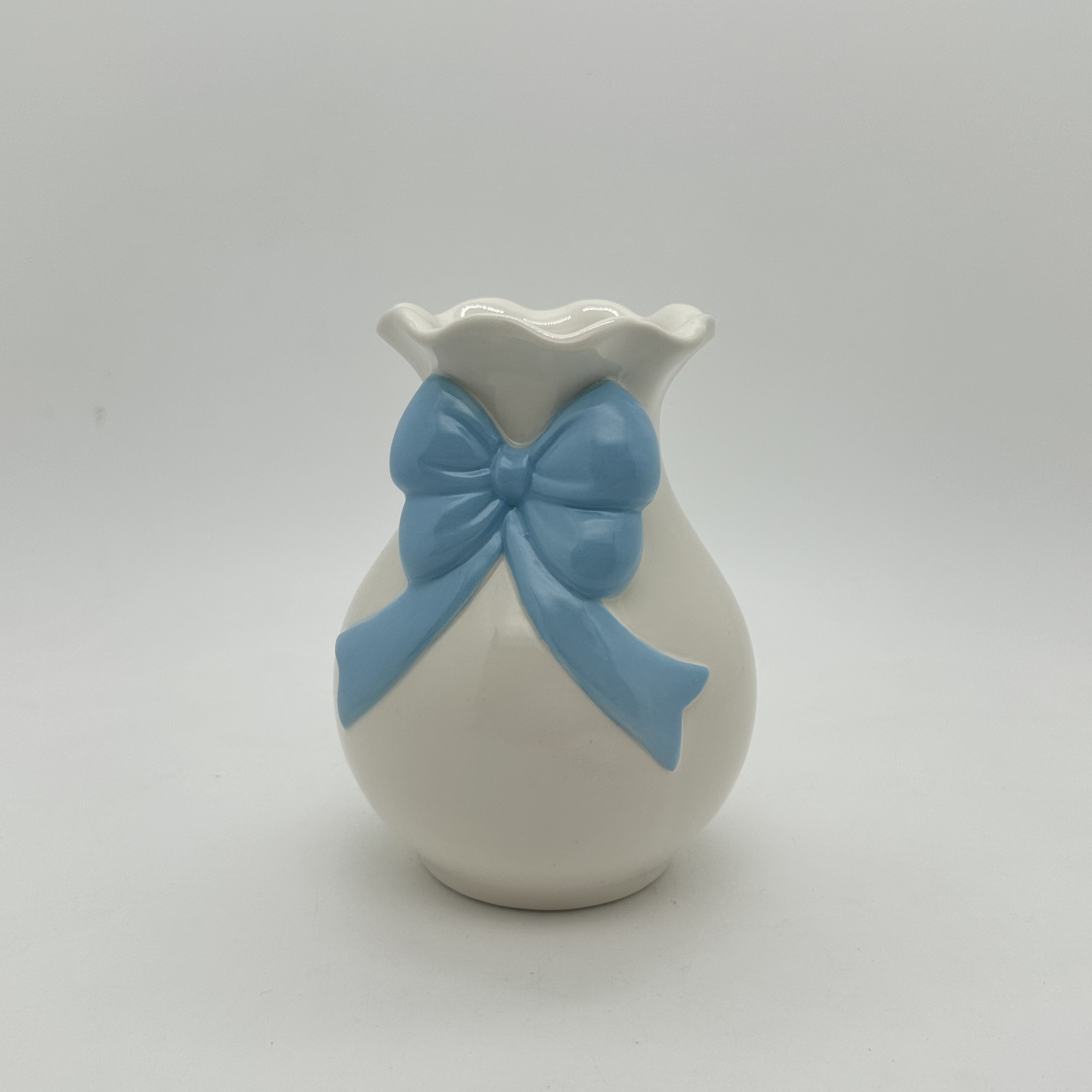 Blue ceramic bowknot vase